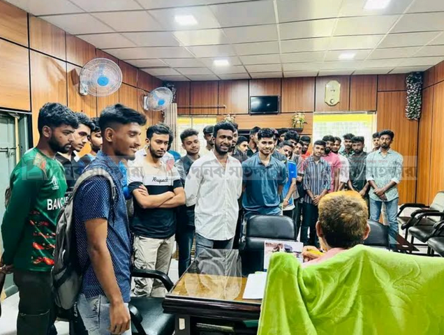 Qiz suratga qinini yopishtirdi